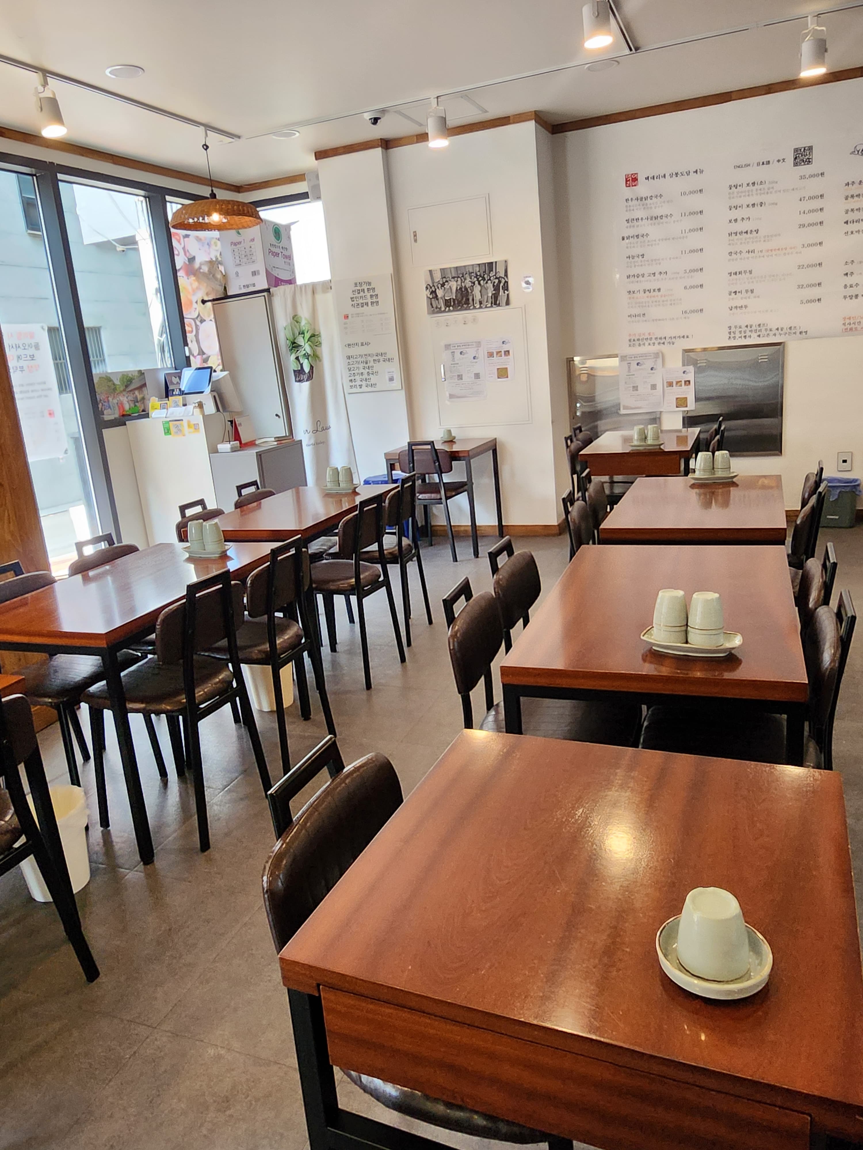 Salón de planta baja con mesas de roble en Sambong Dodam